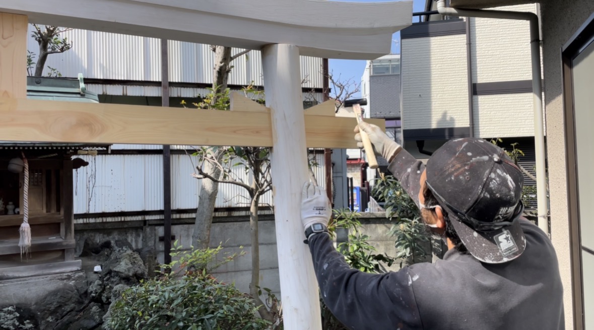 鳥居の解体業者をお探しの皆さまへ。歴史と想いに配慮した解体から、撤去後の新しい鳥居づくりまで、全国対応で丁寧にお手伝いします。